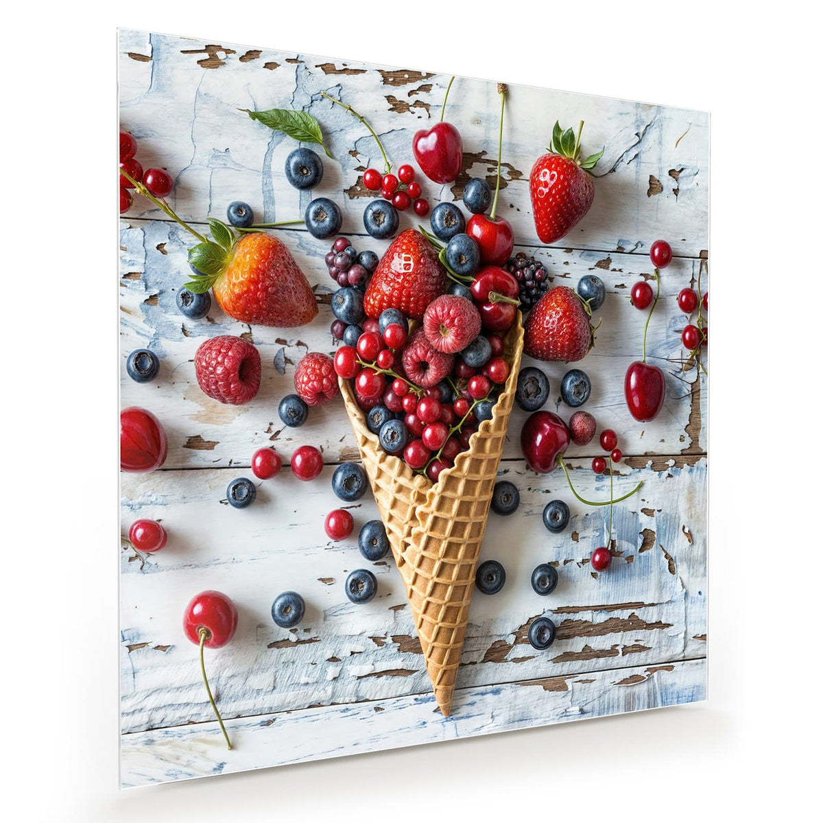 Waffeltüte gefüllt mit Erdbeeren, Blaubeeren, Johannisbeeren und Kirschen auf weißem Holz