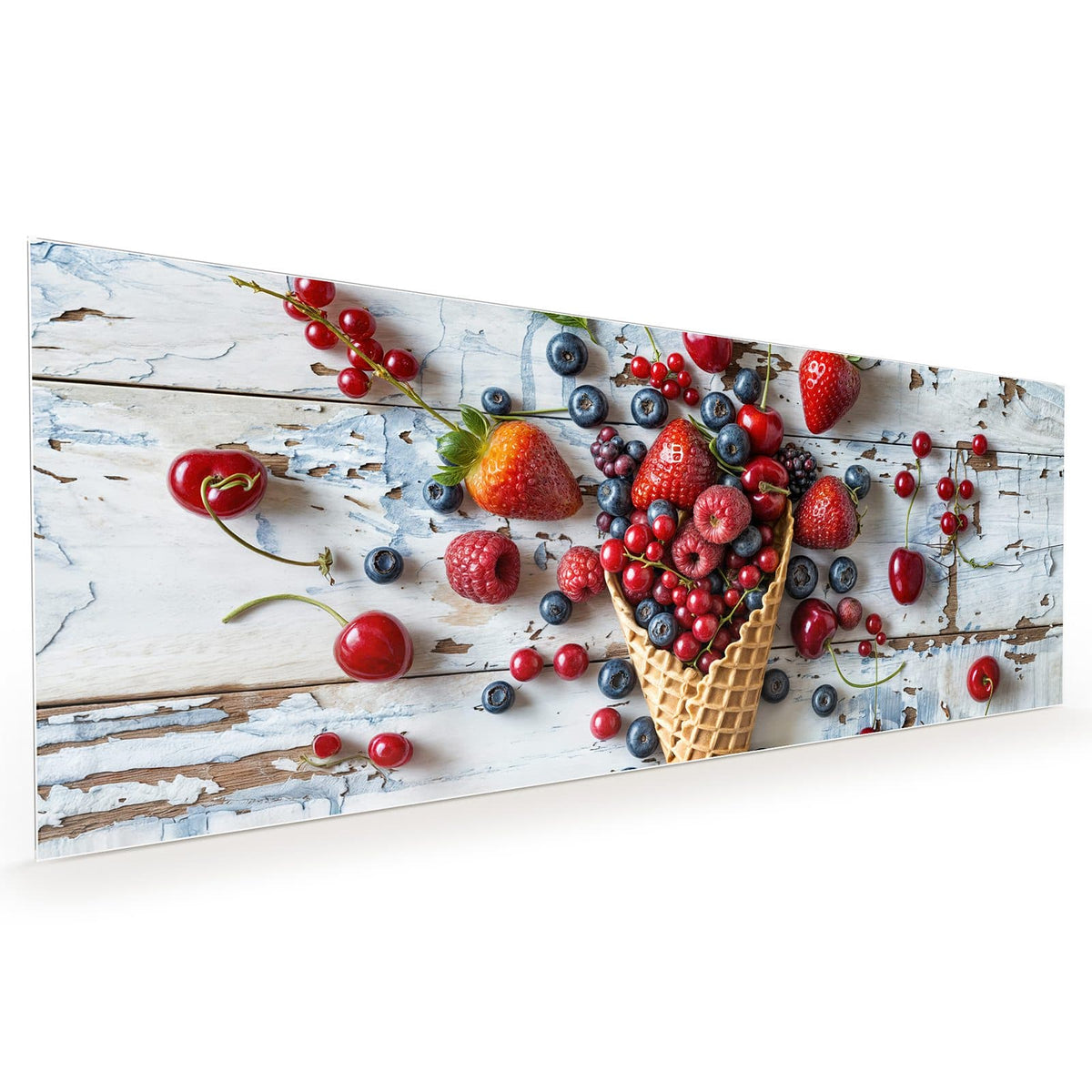 Küchenrückwand aus Glas im Hochformat mit Motiv Beeren in der Eiswaffel: Waffeltüte gefüllt mit Erdbeeren, Blaubeeren #grösse_40 x 100 cm #grösse_50 x 125 cm #grösse_60 x 150 cm