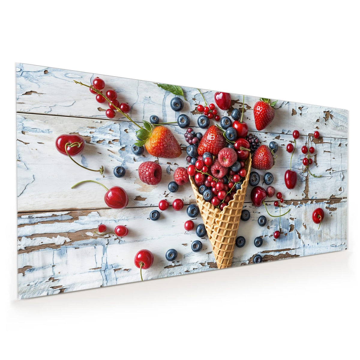 Küchenrückwand aus Glas im Hochformat mit Motiv Beeren in der Eiswaffel: Waffeltüte gefüllt mit Erdbeeren, Blaubeeren