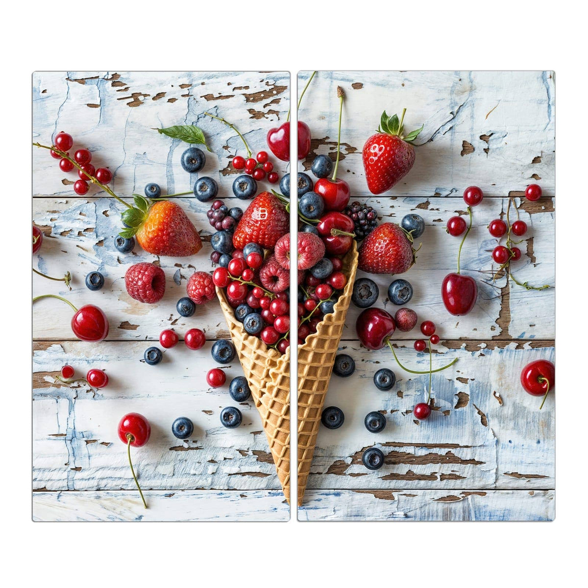 Waffeltüte gefüllt mit Erdbeeren, Blaubeeren, Johannisbeeren und Kirschen auf weißem Holz