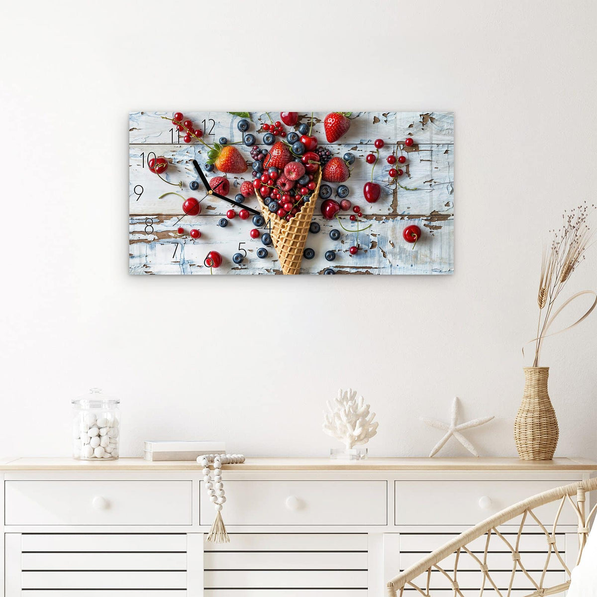 Wanduhr Früchte Eiscreme aus Glas – Querformat 60 × 30 cm – Beeren in der Eiswaffel