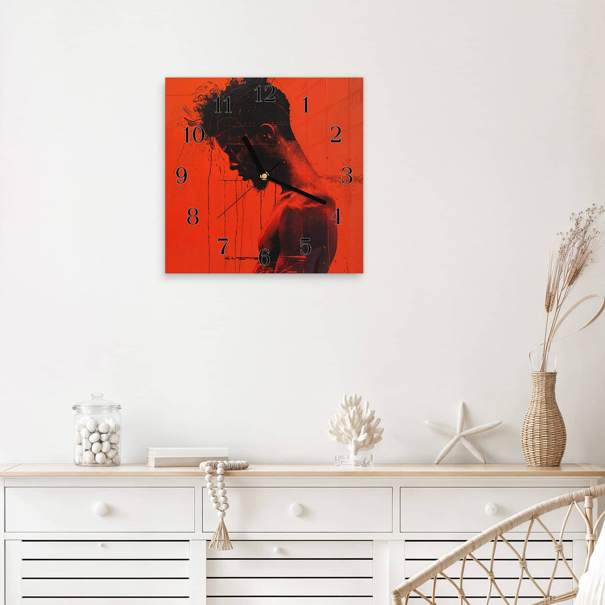 Quadratische Wanduhr aus Glas Silhouette vor Rot mit Ziffernblatt Klassisch über einem weißen Sideboard