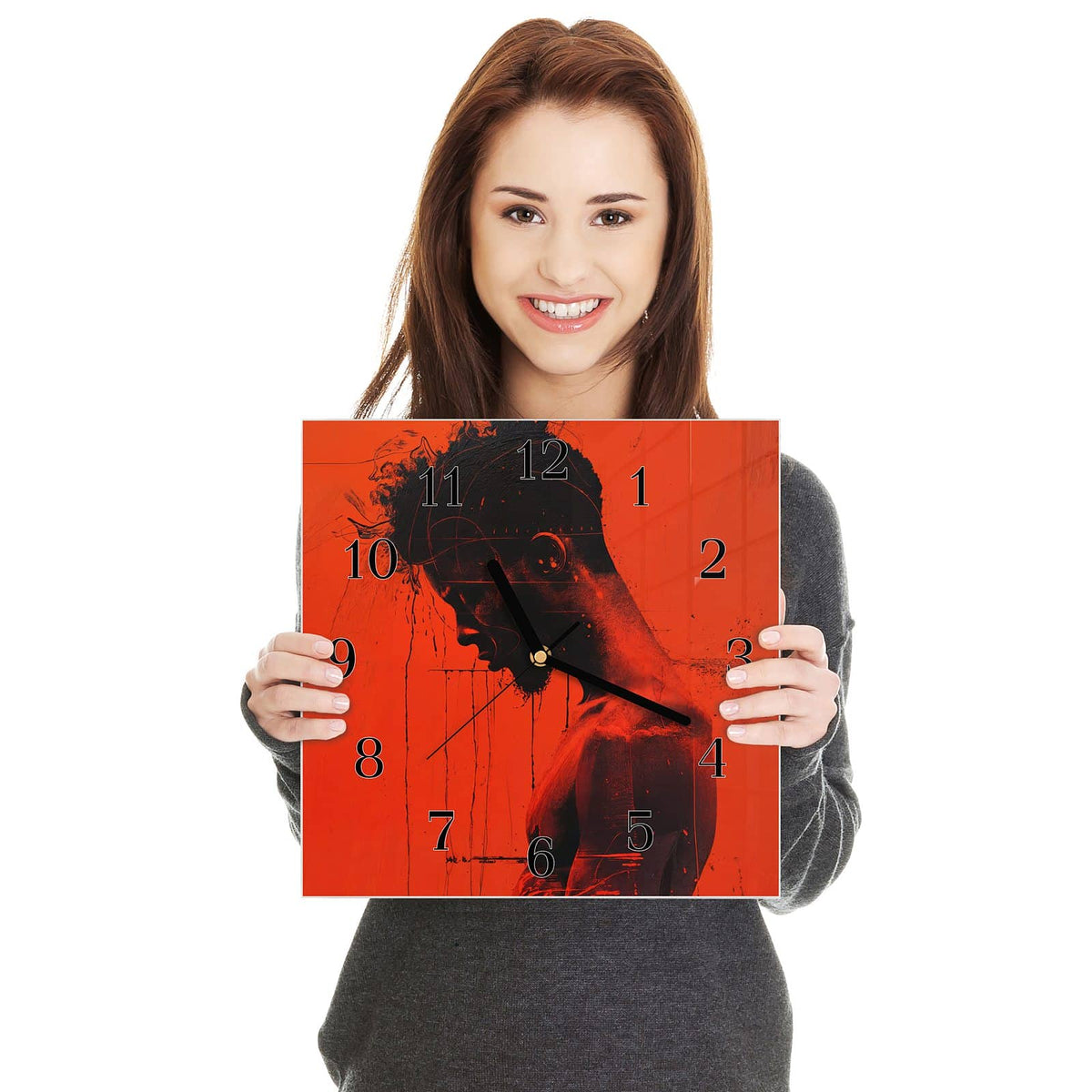 Quadratische Wanduhr aus Glas Silhouette vor Rot in zwei Händen gehalten – Größenvergleich, 30 × 30 cm
