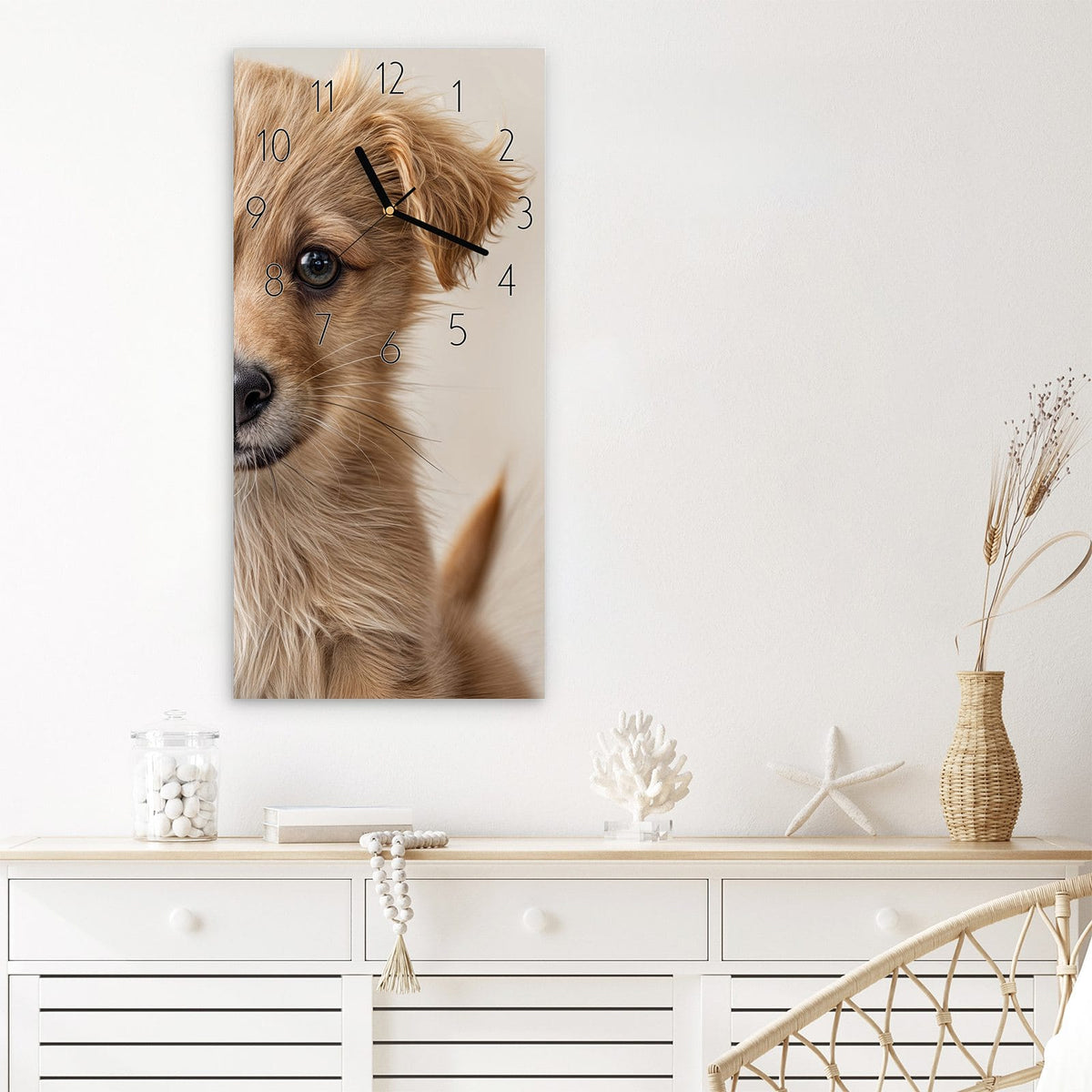 Wanduhr Welpenbilde aus Glas – Flauschiger Welpe vor Beige