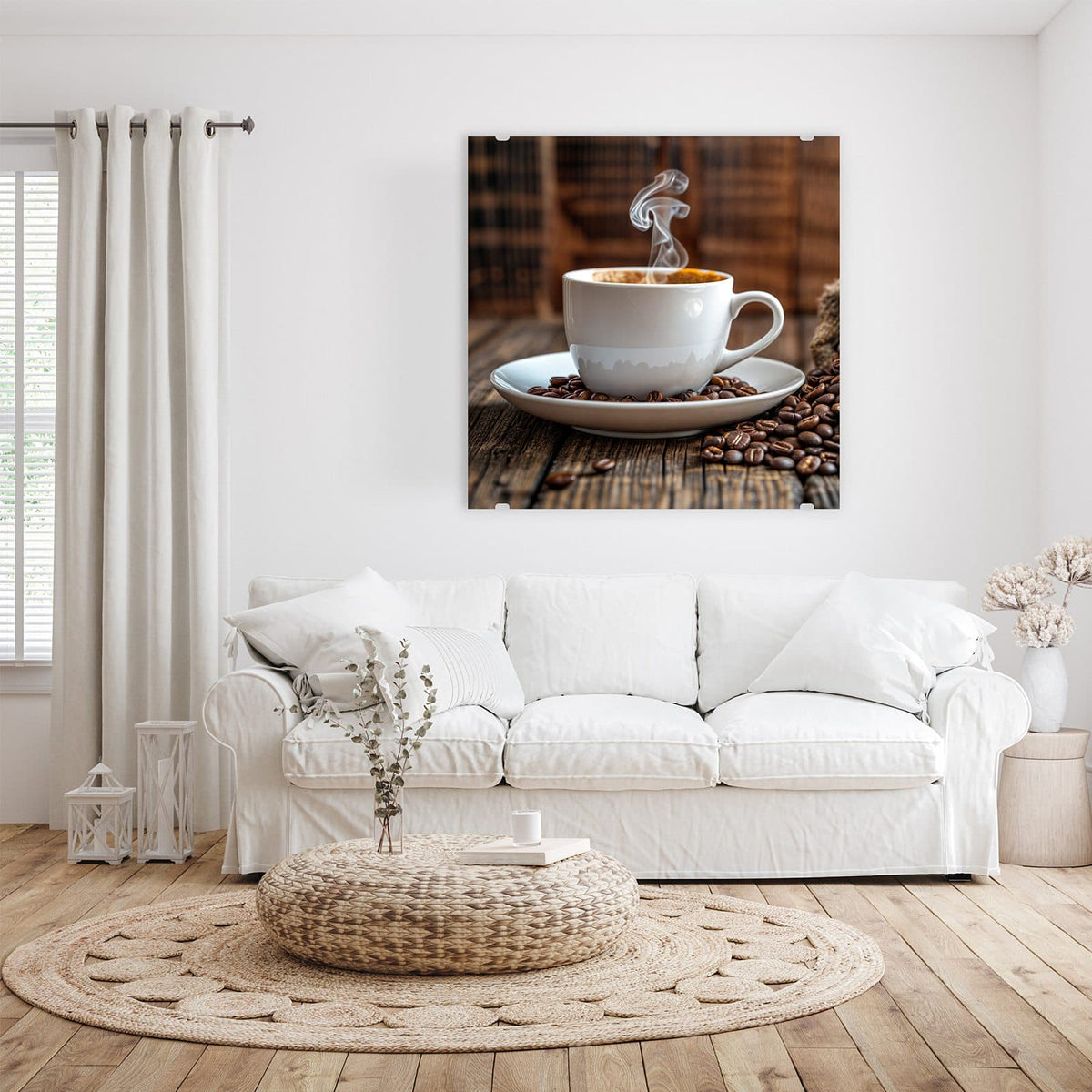 Glasbild Dampfende Tasse Kaffee an der Wand – Weiße Tasse mit dampfendem Kaffee auf einer Untertasse voller Bohnen vor rustikalem Holz