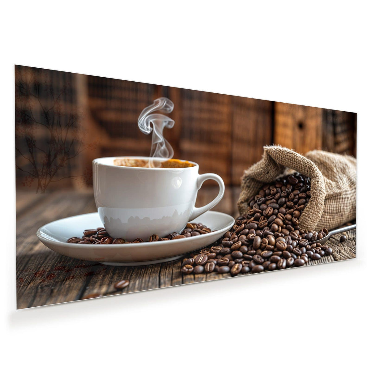Weiße Tasse mit dampfendem Kaffee auf einer Untertasse voller Bohnen vor rustikalem Holz