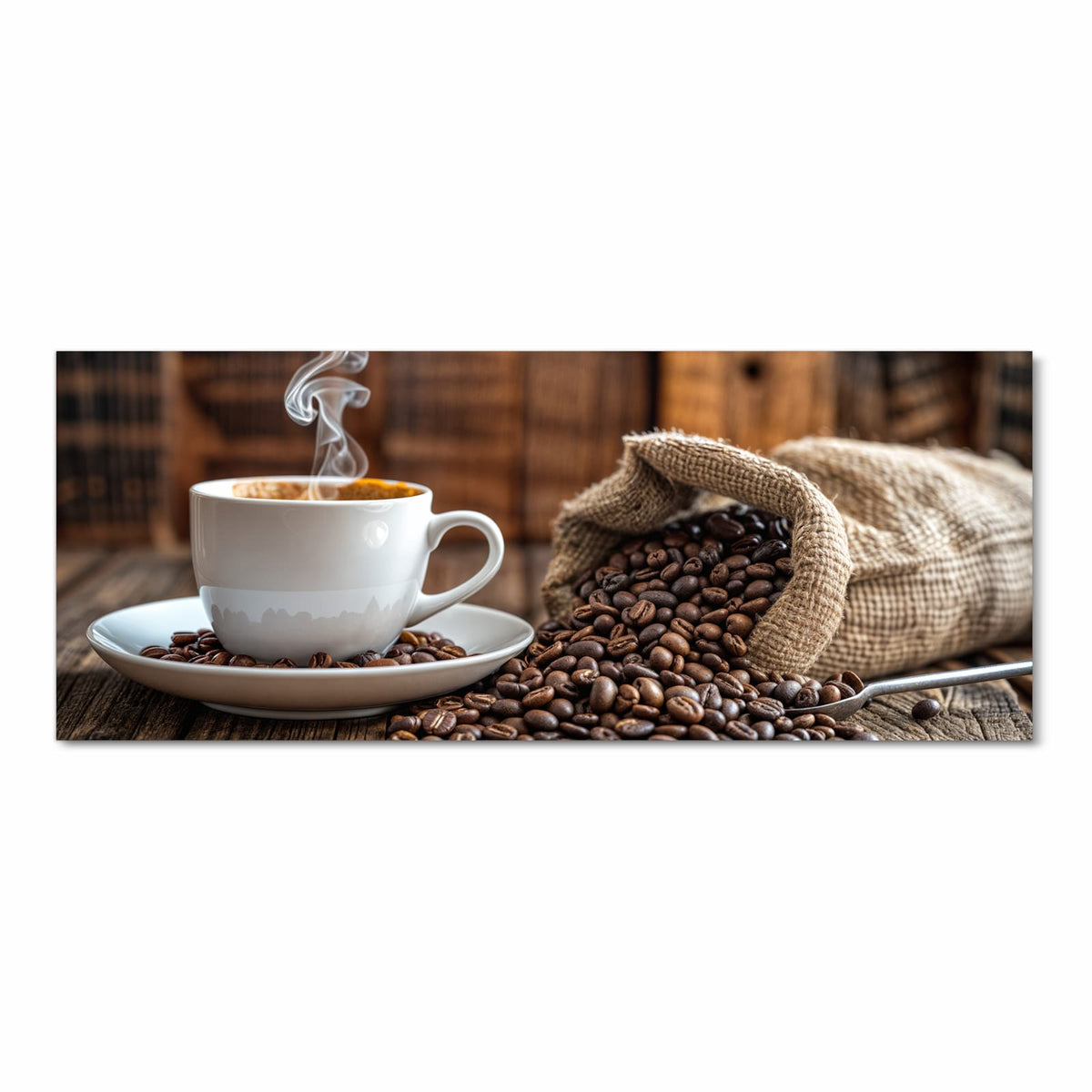Weiße Tasse mit dampfendem Kaffee auf einer Untertasse voller Bohnen vor rustikalem Holz