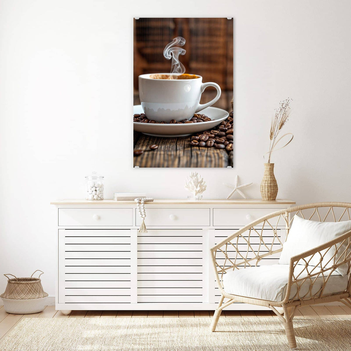 Glasbild Dampfende Tasse Kaffee an der Wand – Weiße Tasse mit dampfendem Kaffee auf einer Untertasse voller Bohnen vor rustikalem Holz