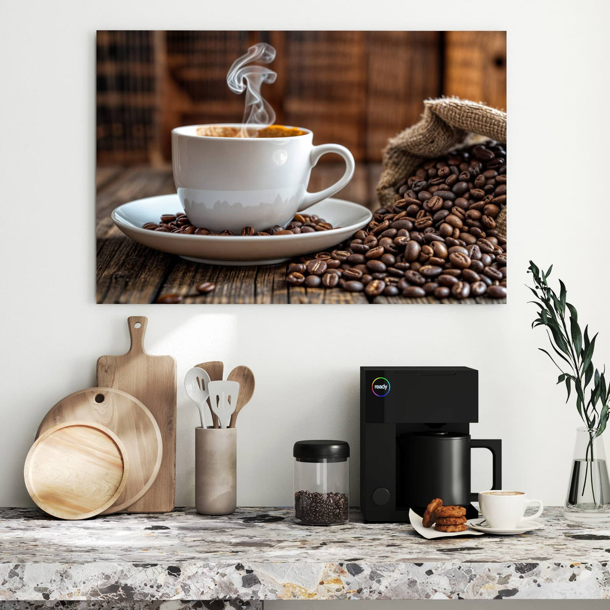 Weiße Tasse mit dampfendem Kaffee auf einer Untertasse voller Bohnen vor rustikalem Holz
