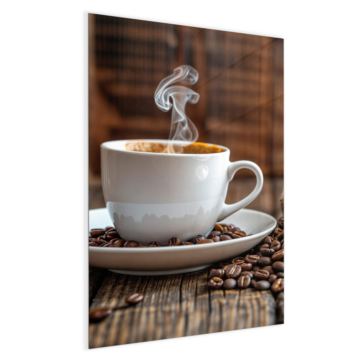 Weiße Tasse mit dampfendem Kaffee auf einer Untertasse voller Bohnen vor rustikalem Holz