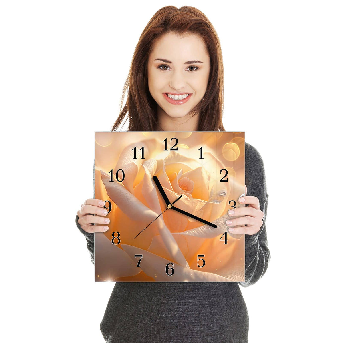 Quadratische Wanduhr aus Glas Apricotfarbene Rose in zwei Händen gehalten – Größenvergleich, 30 × 30 cm
