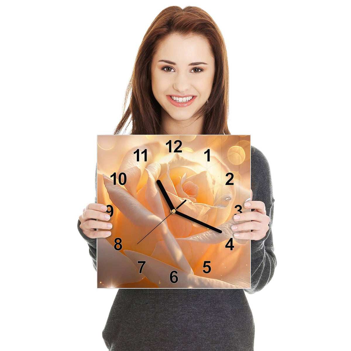 Quadratische Wanduhr aus Glas Apricotfarbene Rose in zwei Händen gehalten – Größenvergleich, 30 × 30 cm