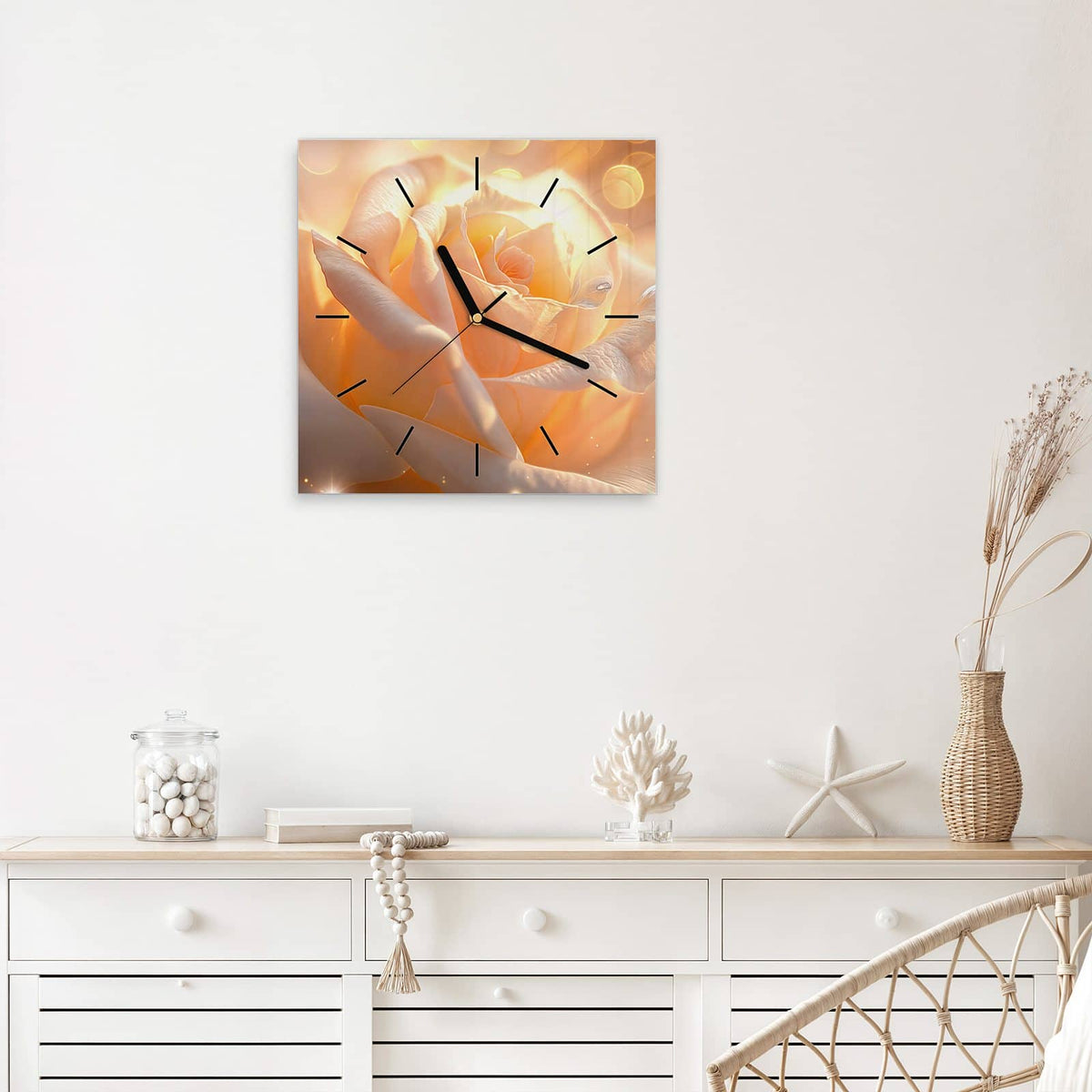 Quadratische Wanduhr aus Glas Apricotfarbene Rose mit Ziffernblatt Linie über einem weißen Sideboard