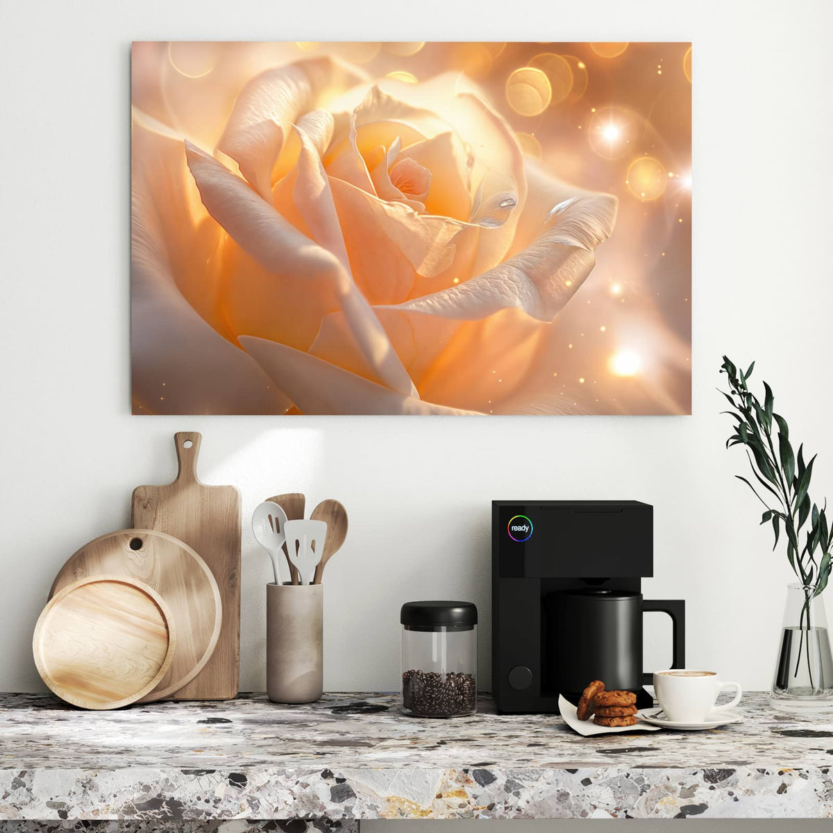Cremeweiße bis apricotfarbene Rosenblüte in warmem Licht mit goldenen Lichtpunkten.