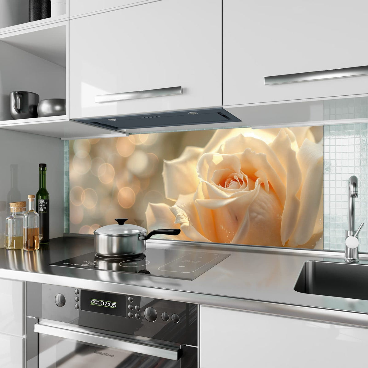 Küchenrückwand aus Glas Rose mit Wassertropfen im Hochformat als Spritzschutz hinter dem Kochfeld, über dem Fliesenspiegel montiert