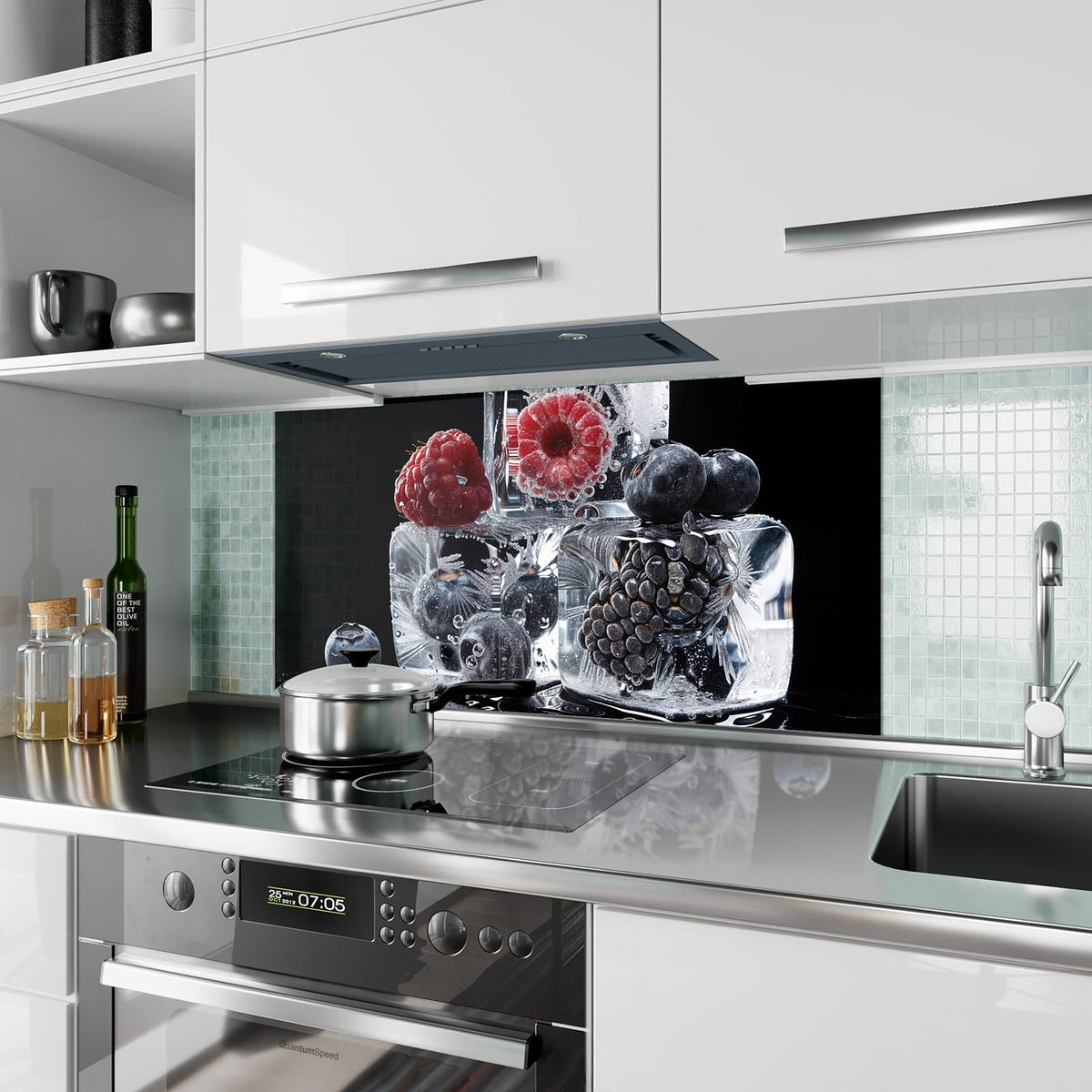 Küchenrückwand aus Glas Beeren auf Schwarz im Hochformat als Spritzschutz hinter dem Kochfeld, über dem Fliesenspiegel montiert