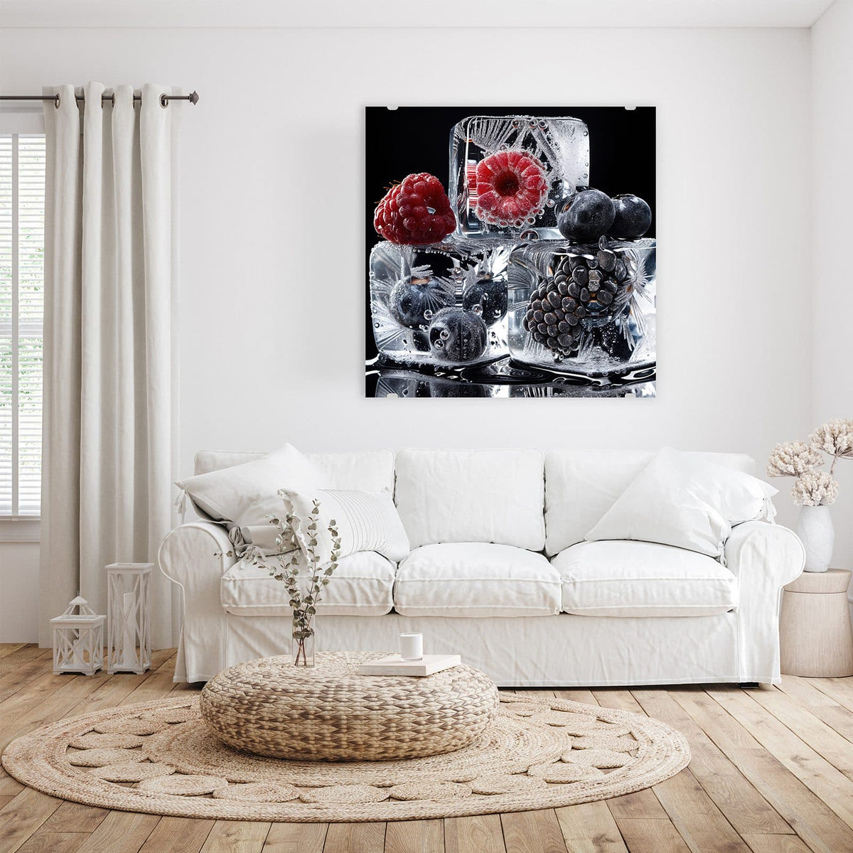 Glasbild Beeren auf Schwarz an der Wand – Himbeere, Blaubeeren und Brombeere in Eiswürfeln vor tiefschwarzem Grund