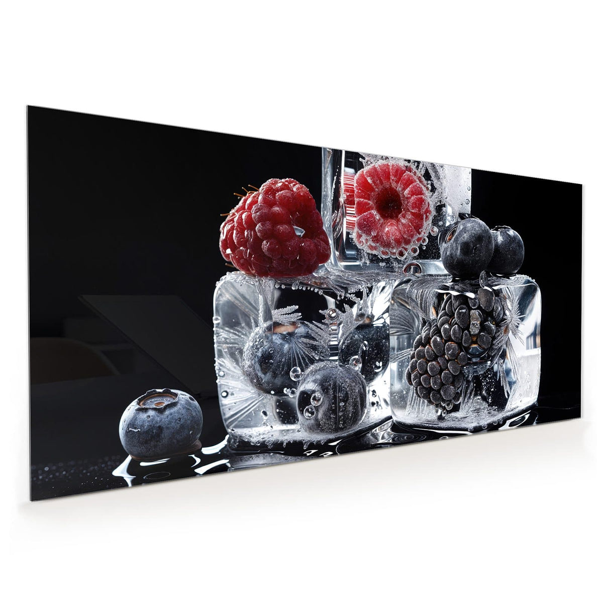 Küchenrückwand aus Glas im Hochformat mit Motiv Beeren auf Schwarz: Himbeere, Blaubeeren und Brombeere in Eiswürfeln vor tiefschwarzem Grund