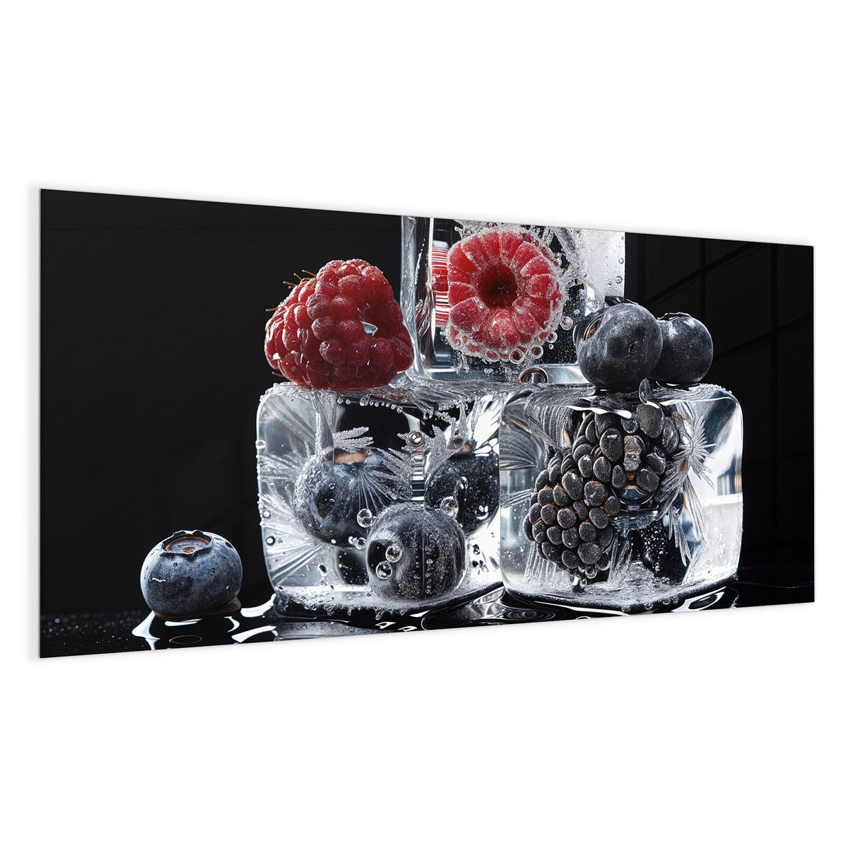 Himbeere, Blaubeeren und Brombeere in Eiswürfeln vor tiefschwarzem Grund