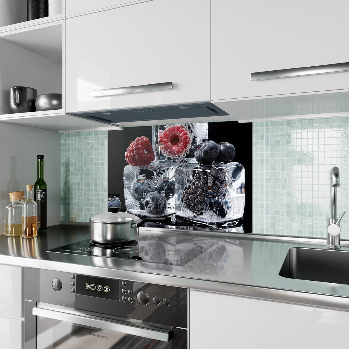 Küchenrückwand aus Glas Beeren auf Schwarz im Hochformat als Spritzschutz hinter dem Kochfeld, über dem Fliesenspiegel montiert