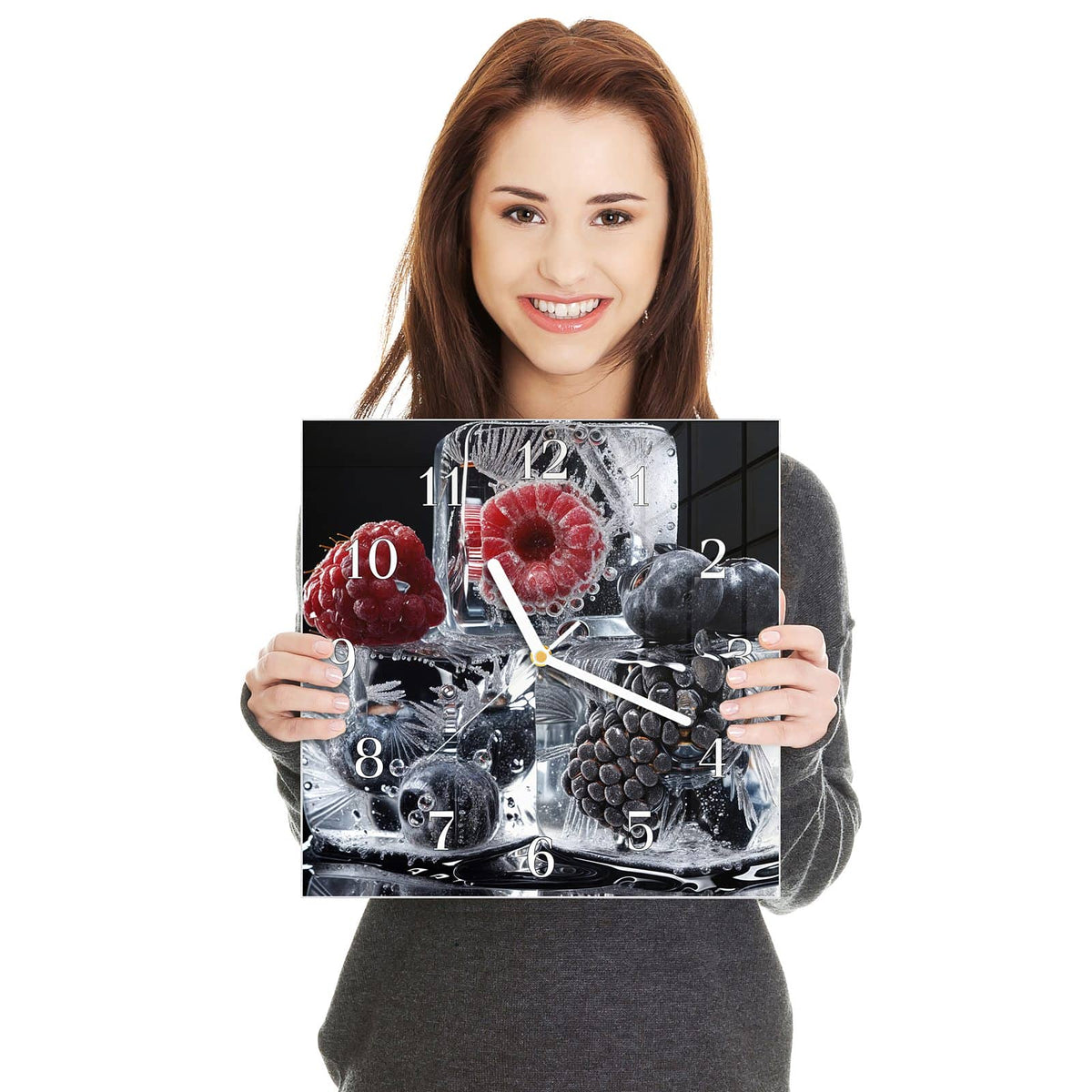 Quadratische Wanduhr aus Glas Beeren auf Schwarz in zwei Händen gehalten – Größenvergleich, 30 × 30 cm