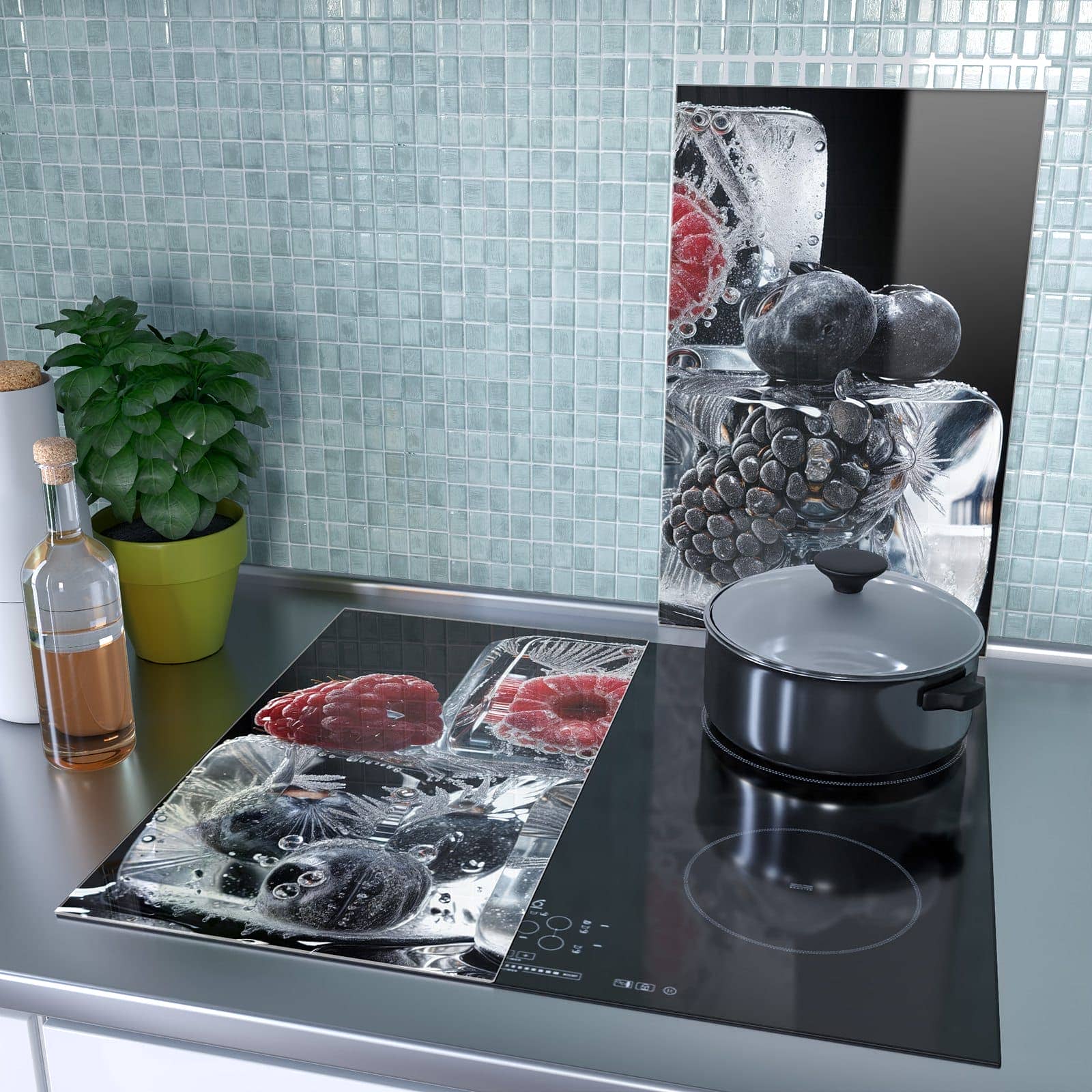 2-teilige Herdabdeckplatte aus Glas mit Gefrorene Früchte-Motiv als Spritzschutz hinter dem Kochfeld