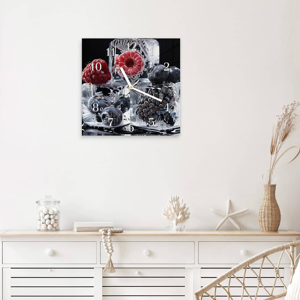 Quadratische Wanduhr aus Glas Beeren auf Schwarz mit Ziffernblatt Klassisch über einem weißen Sideboard