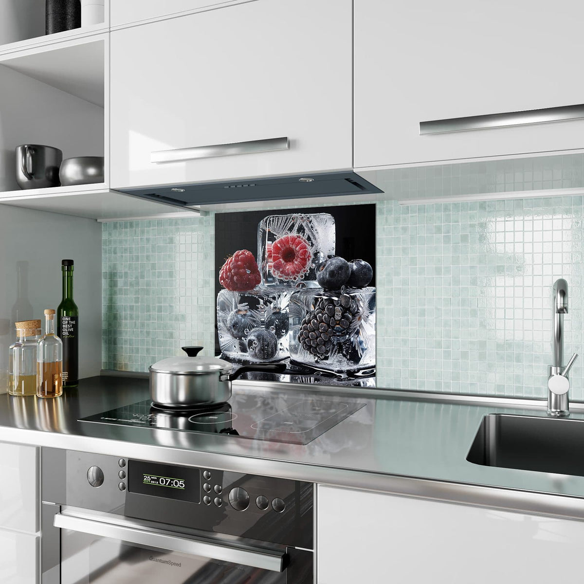 Küchenrückwand Beeren auf Schwarz aus Glas – Beeren in Eiswürfeln auf Schwarz