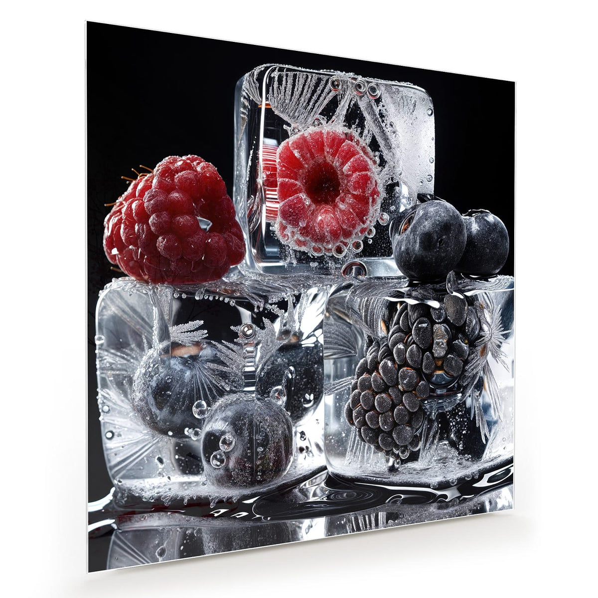 Himbeere, Blaubeeren und Brombeere in Eiswürfeln vor tiefschwarzem Grund