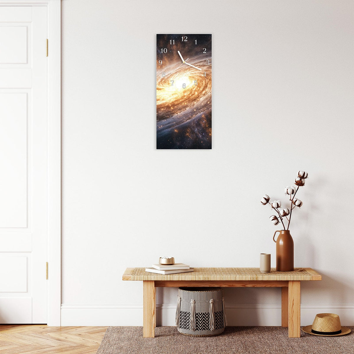 Moderne Wanduhr aus Glas mit Farbtiefe – Wanduhr Galaxie Nachthimmel aus Glas – Hochformat 30 × 60 cm