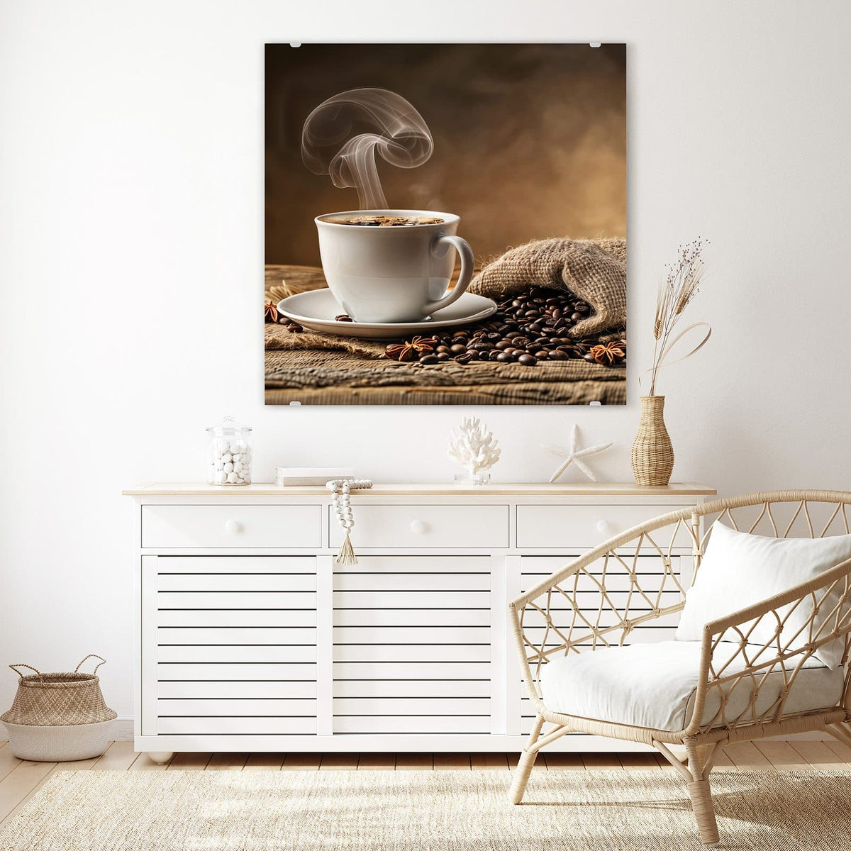 Glasbild Dampfende Kaffeetasse an der Wand – Weiße Tasse mit auffällig geformter Dampfsäule, daneben Jutesack mit Bohnen und Sternanis auf Holz