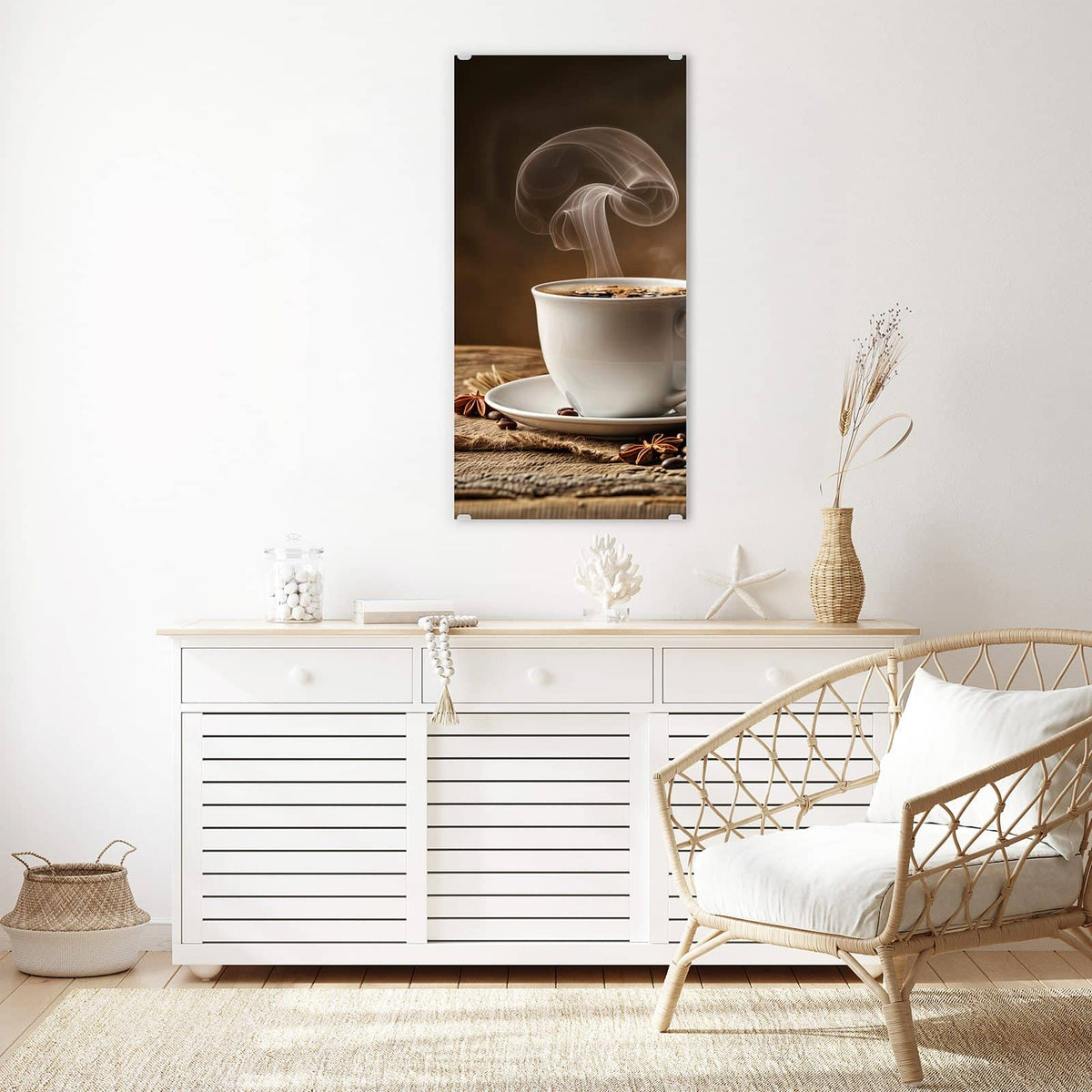 Glasbild Dampfende Kaffeetasse an der Wand – Weiße Tasse mit auffällig geformter Dampfsäule, daneben Jutesack mit Bohnen und Sternanis auf Holz