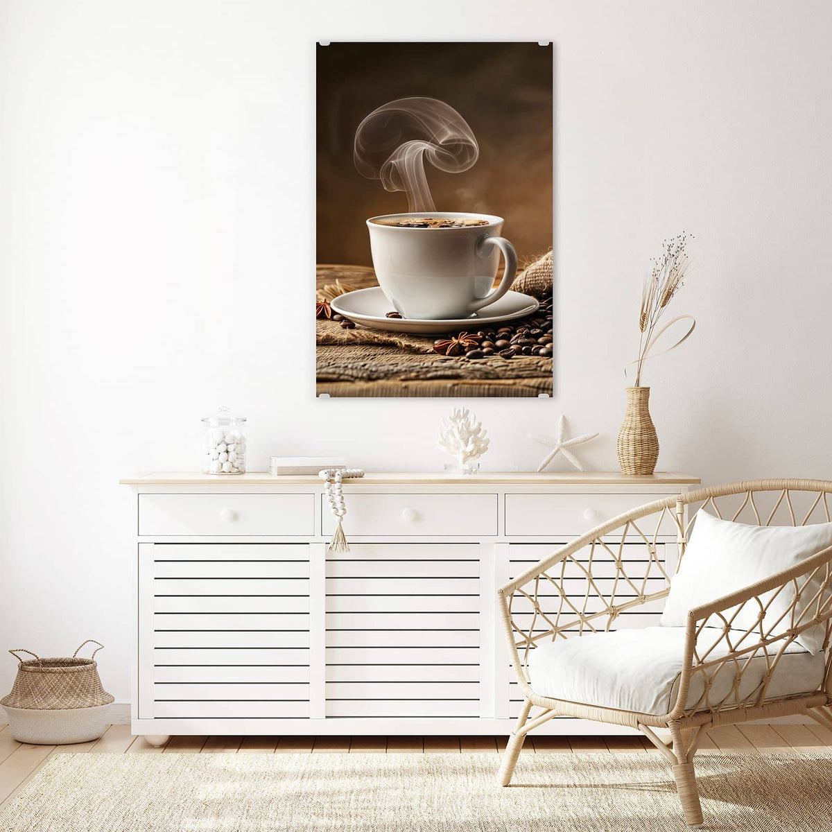 Glasbild Dampfende Kaffeetasse an der Wand – Weiße Tasse mit auffällig geformter Dampfsäule, daneben Jutesack mit Bohnen und Sternanis auf Holz