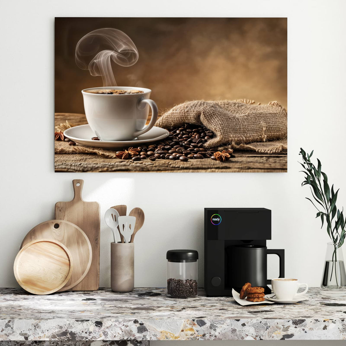 Weiße Tasse mit auffällig geformter Dampfsäule, daneben Jutesack mit Bohnen und Sternanis auf Holz