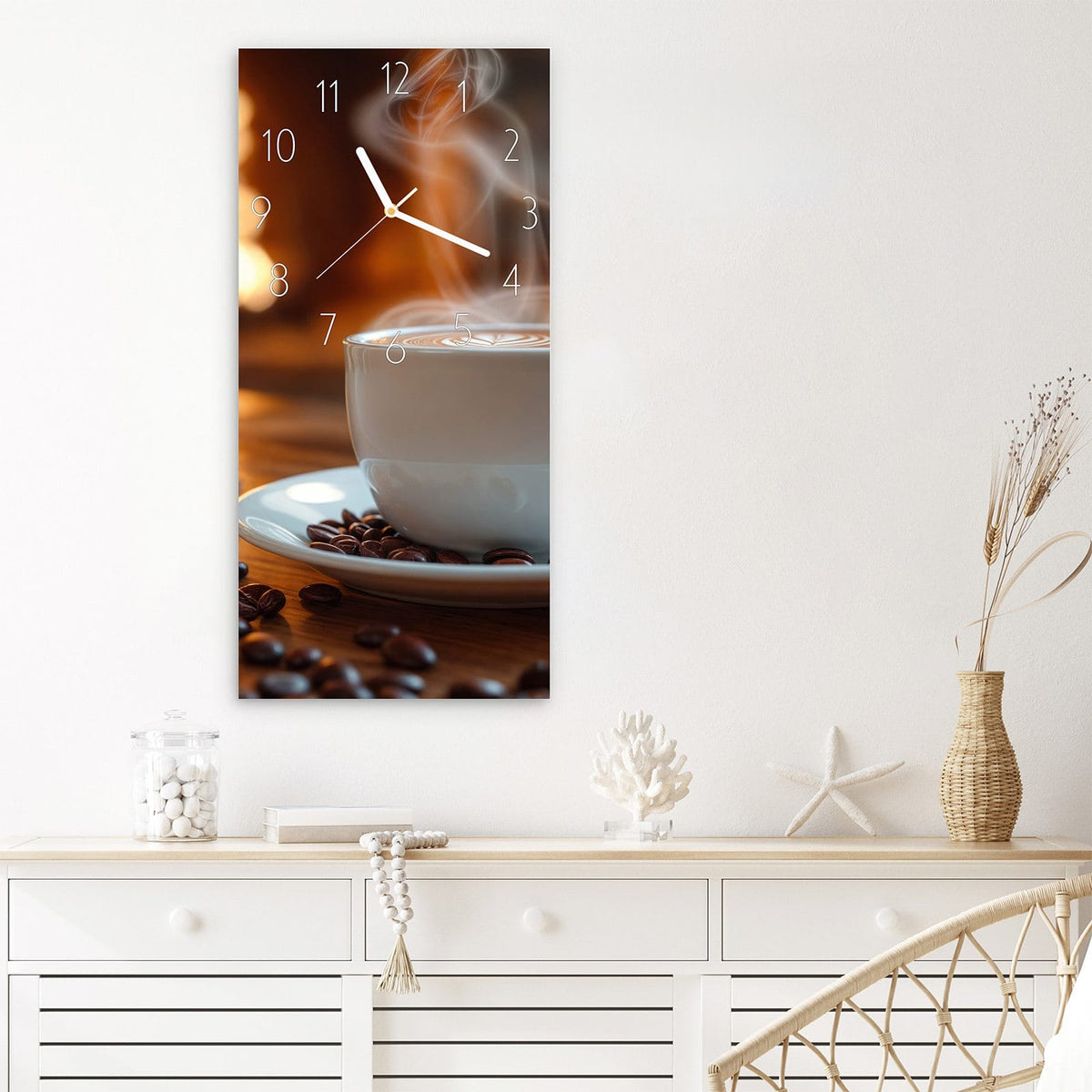 Wanduhr Gemütliche Kaffeepause aus Glas – Dampfender Kaffee vor Kaminfeuer