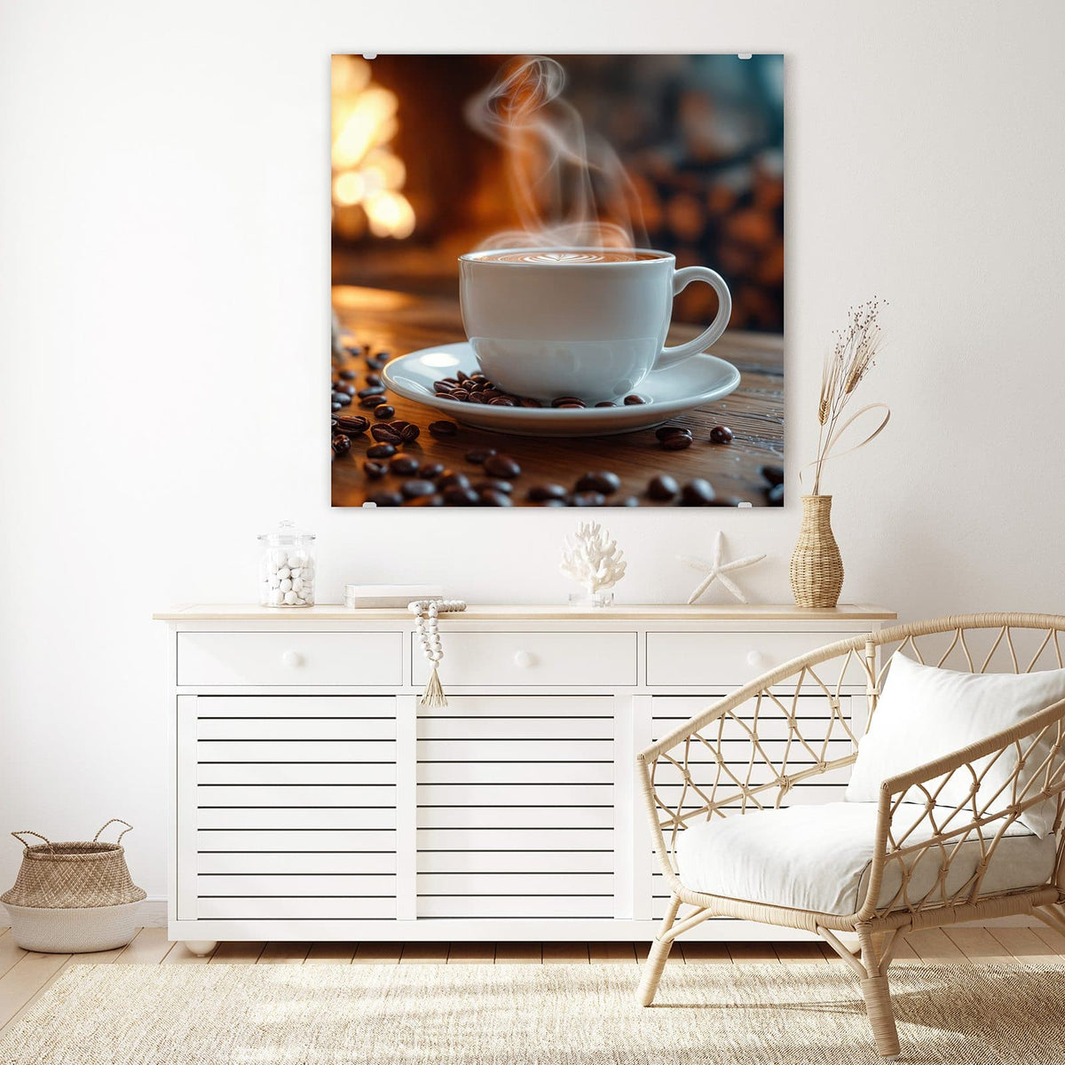 Glasbild Kaffee am Kaminfeuer an der Wand – Weiße Tasse mit Latte-Art und aufsteigendem Dampf, Bohnen auf der Untertasse, im Hintergrund warmes Feuerlicht