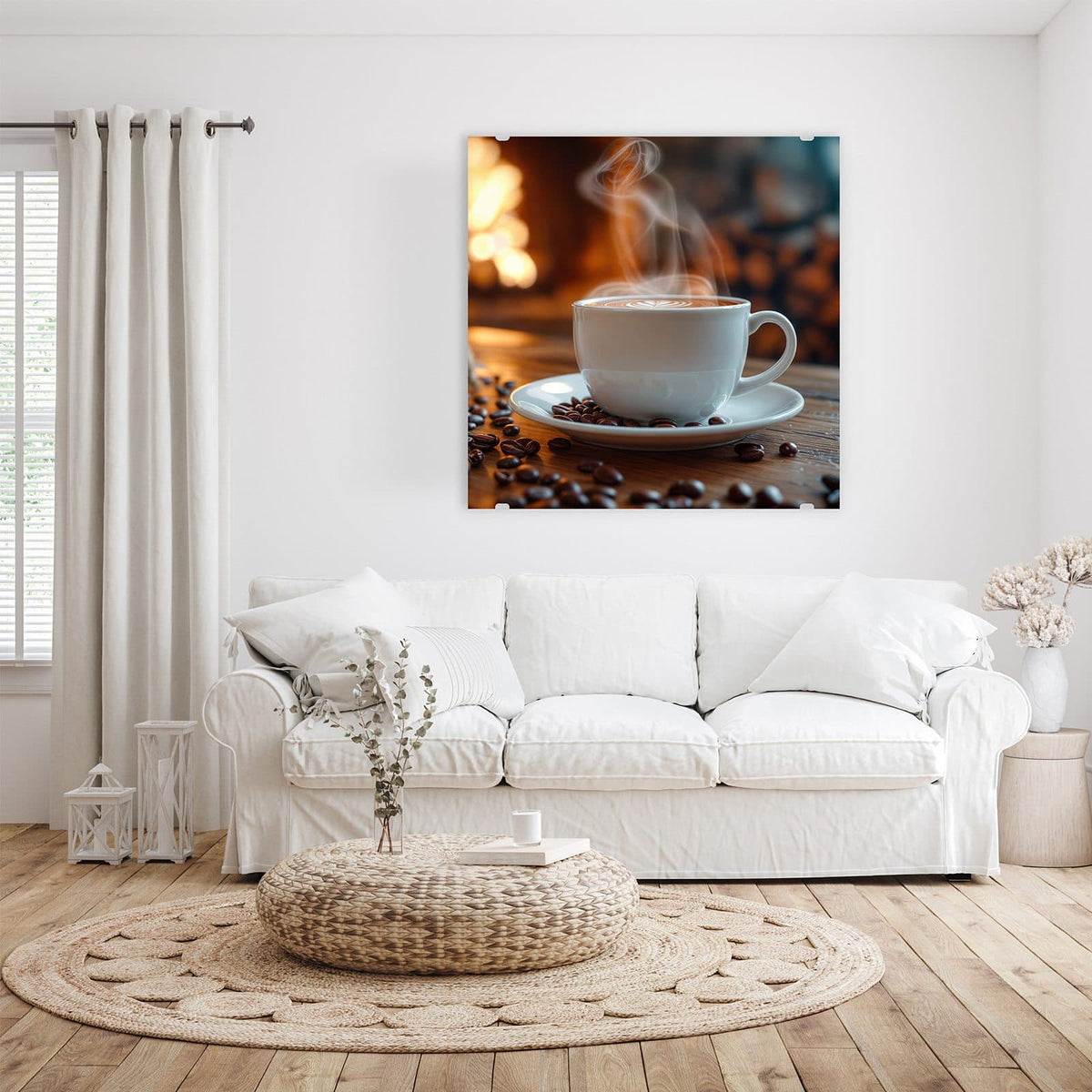 Weiße Tasse mit Latte-Art und aufsteigendem Dampf, Bohnen auf der Untertasse, im Hintergrund warmes Feuerlicht