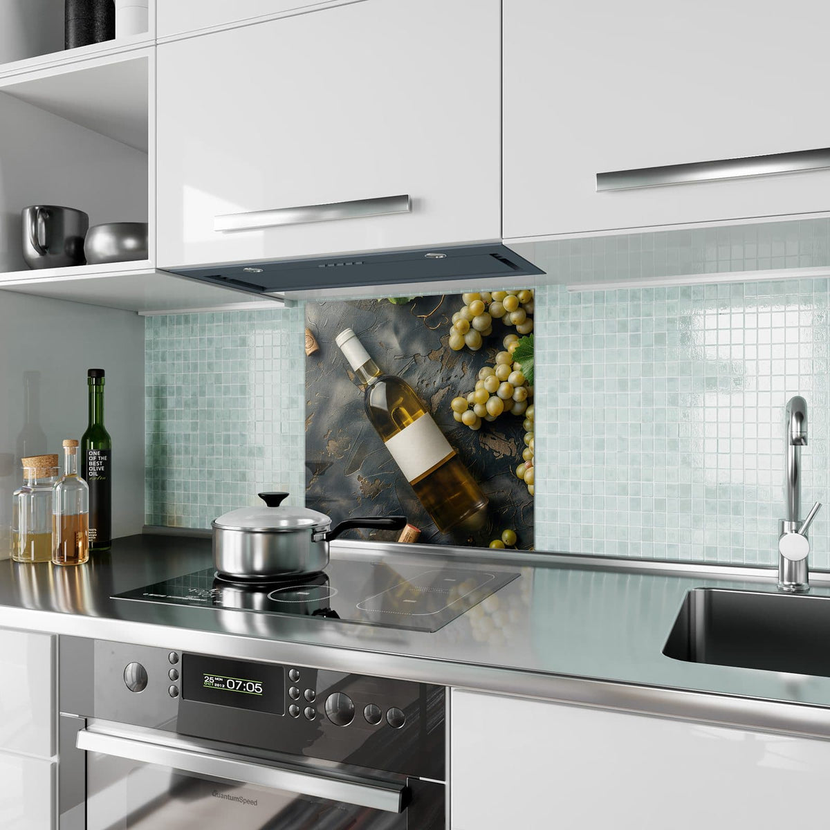 Küchenrückwand aus Glas Weißwein mit Trauben im quadratischen Format als Spritzschutz hinter dem Kochfeld, über dem Fliesenspiegel montiert