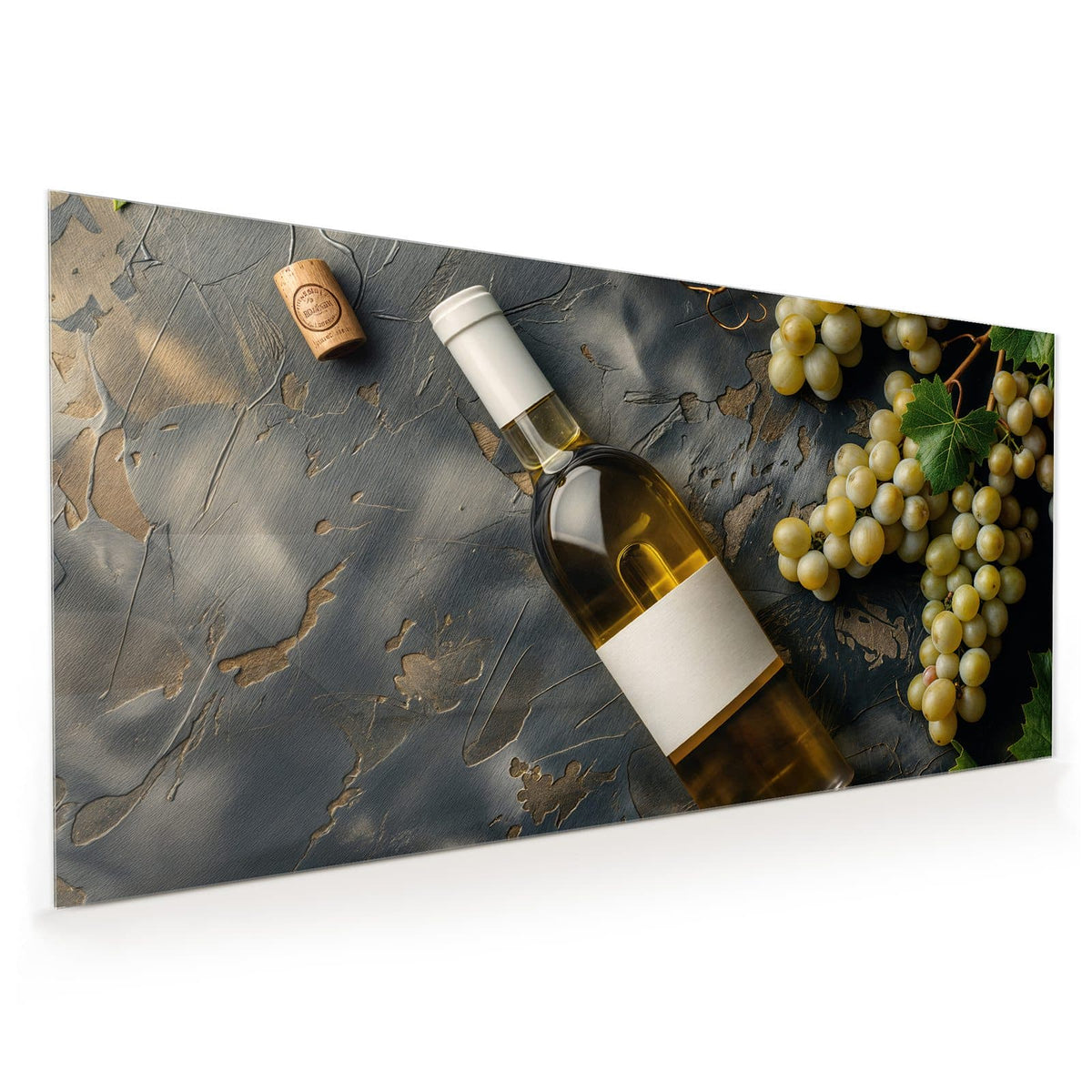 Küchenrückwand aus Glas im Hochformat: Liegende Weißweinflasche mit Naturkorken auf dunklem Schiefer, daneben helle Trauben