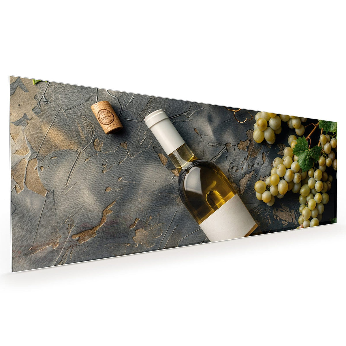 Küchenrückwand aus Glas im Hochformat: Liegende Weißweinflasche mit Naturkorken auf dunklem Schiefer, daneben helle Trauben #grösse_40 x 100 cm #grösse_50 x 125 cm #grösse_60 x 150 cm