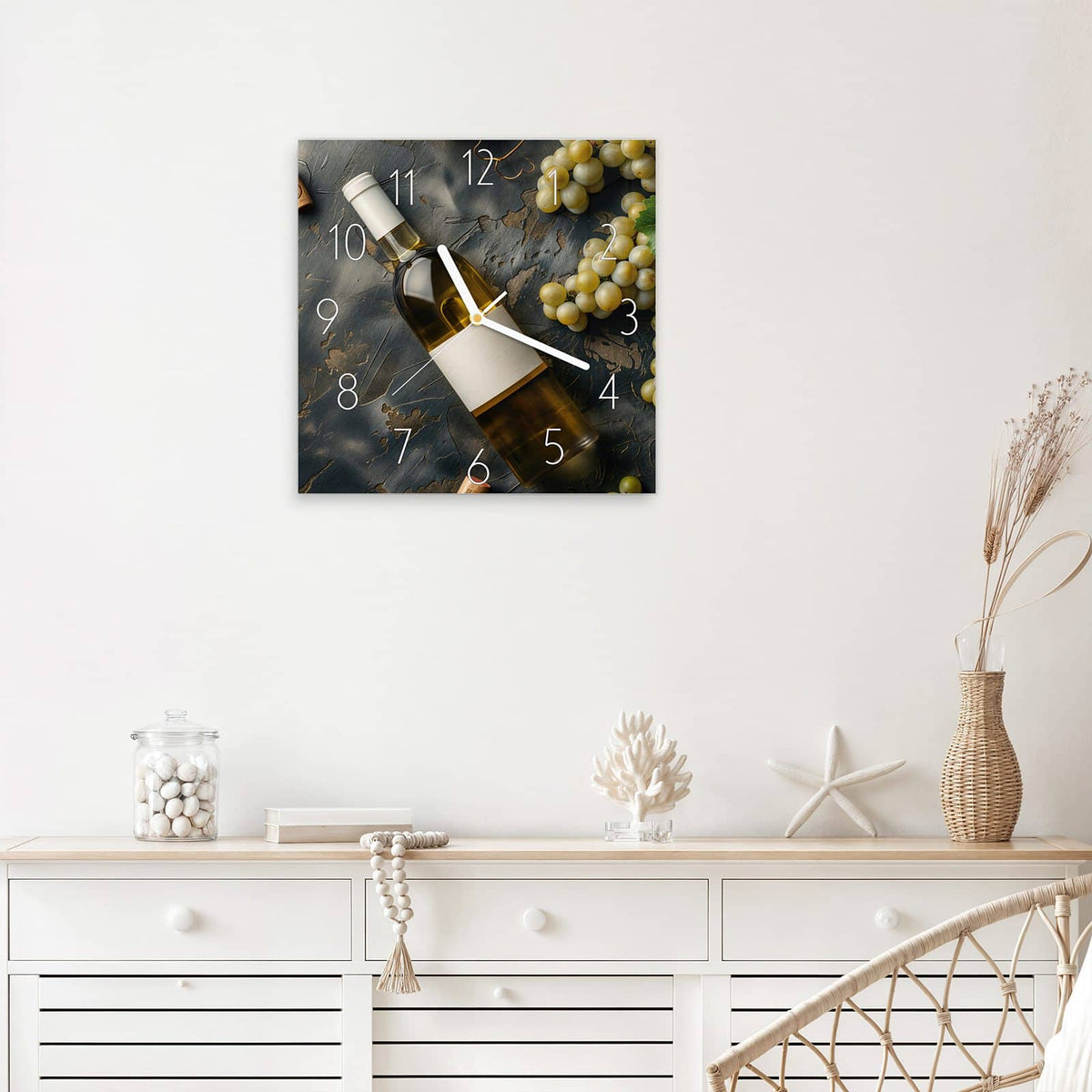 Quadratische Wanduhr aus Glas Weißwein mit Trauben mit Ziffernblatt Elegant über einem weißen Sideboard