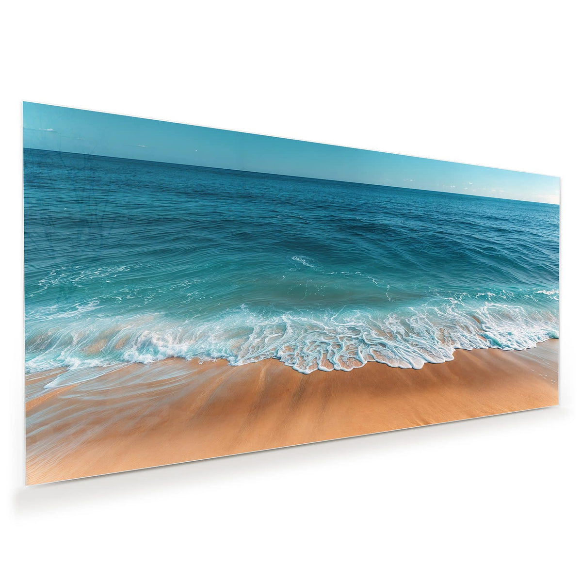 Blick über tiefblaues Meer bis zum Horizont, vorn Schaum auf goldenem Sand