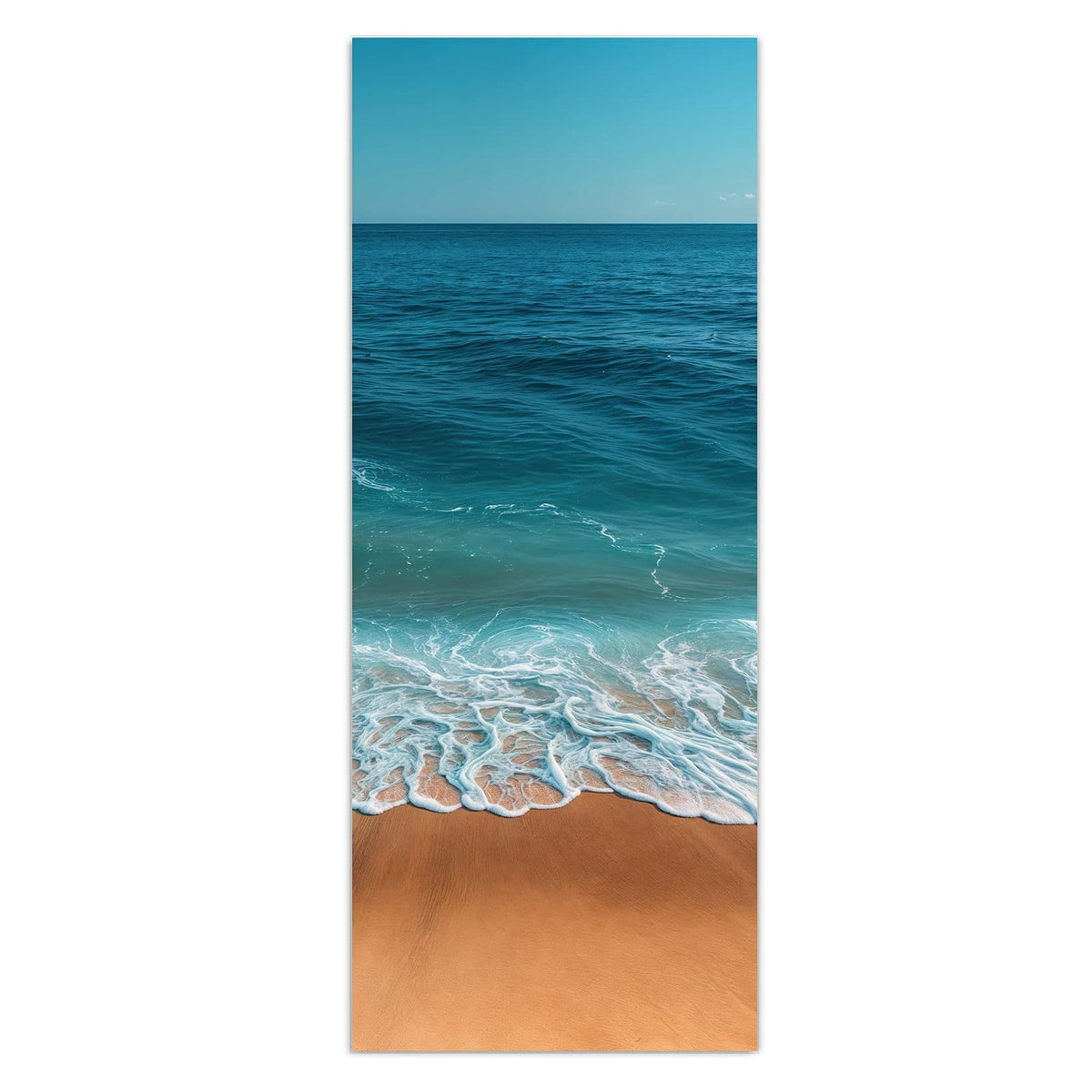 Blick über tiefblaues Meer bis zum Horizont, vorn Schaum auf goldenem Sand