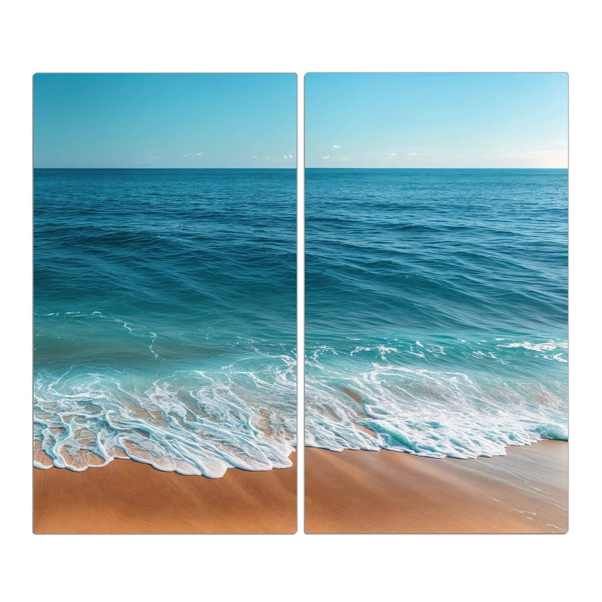 Blick über tiefblaues Meer bis zum Horizont, vorn Schaum auf goldenem Sand