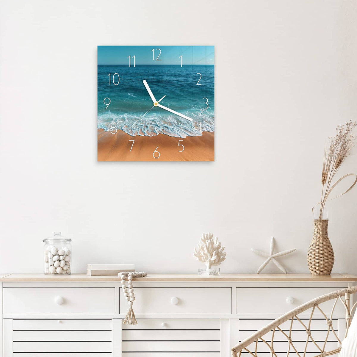 Quadratische Wanduhr aus Glas Azurblaues Meer mit Ziffernblatt Elegant über einem weißen Sideboard