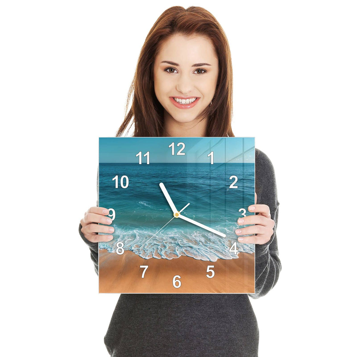 Quadratische Wanduhr aus Glas Azurblaues Meer in zwei Händen gehalten – Größenvergleich, 30 × 30 cm
