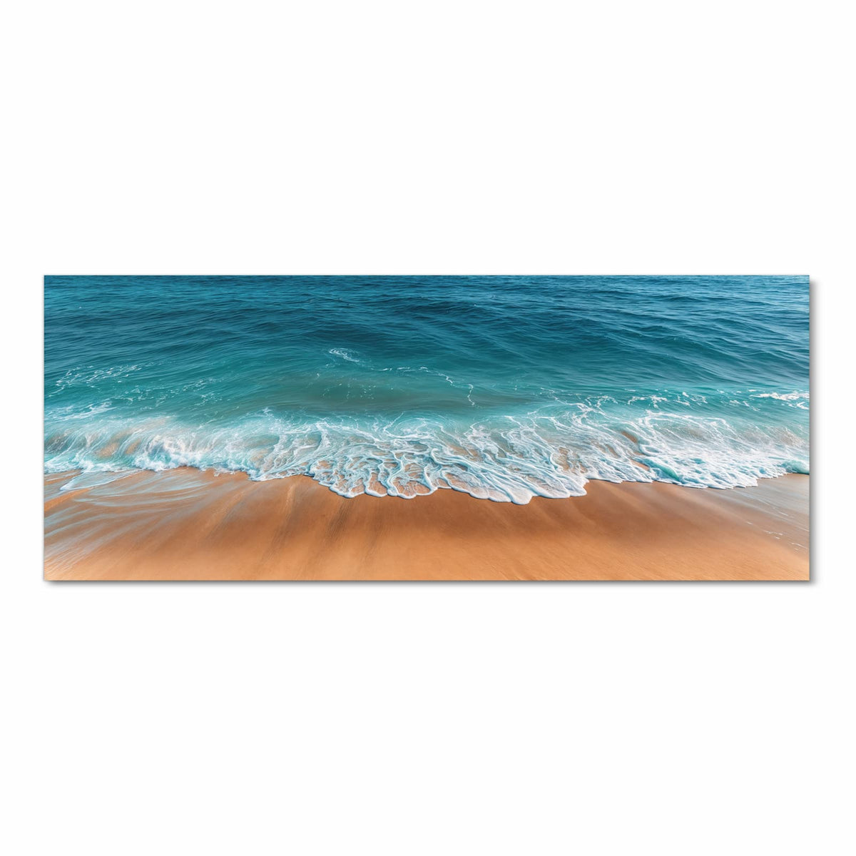 Blick über tiefblaues Meer bis zum Horizont, vorn Schaum auf goldenem Sand