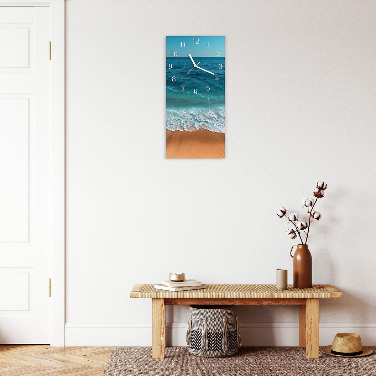 Moderne Wanduhr aus Glas mit Farbtiefe – Wanduhr Sandstrand Wellen aus Glas – Hochformat 30 × 60 cm