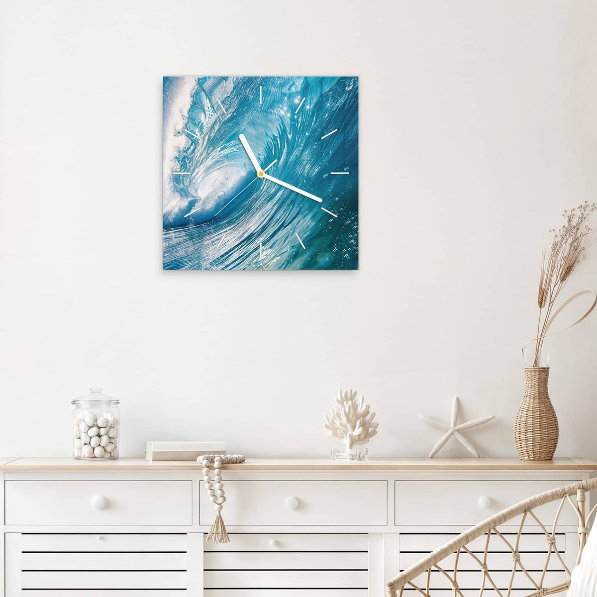 Quadratische Wanduhr aus Glas Blaue Welle mit Gischt mit Ziffernblatt Linie über einem weißen Sideboard