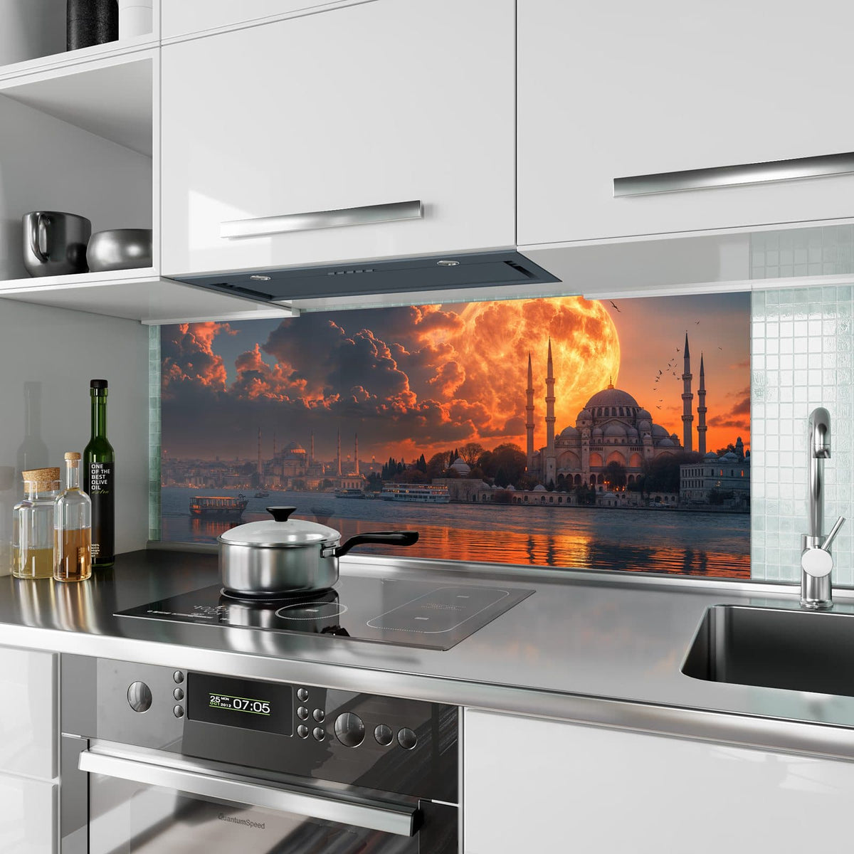 Küchenrückwand aus Glas Mond über der Moschee im Hochformat als Spritzschutz hinter dem Kochfeld, über dem Fliesenspiegel montiert